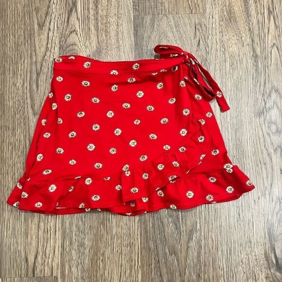 No Boundaries daisy print wrap mini skirt in red - Picture 2 of 4